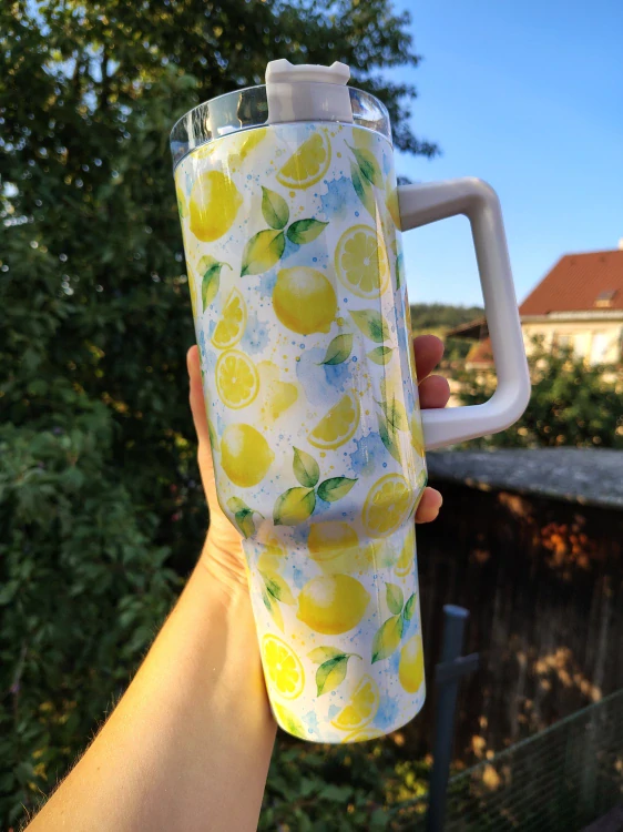 MAXI Termohrnek Citróny na modré 