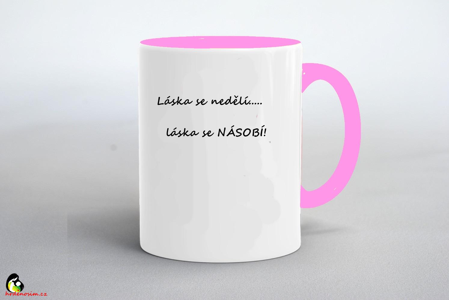 Hrdě nosím Hrnek "Láska se násobí" oboustranný